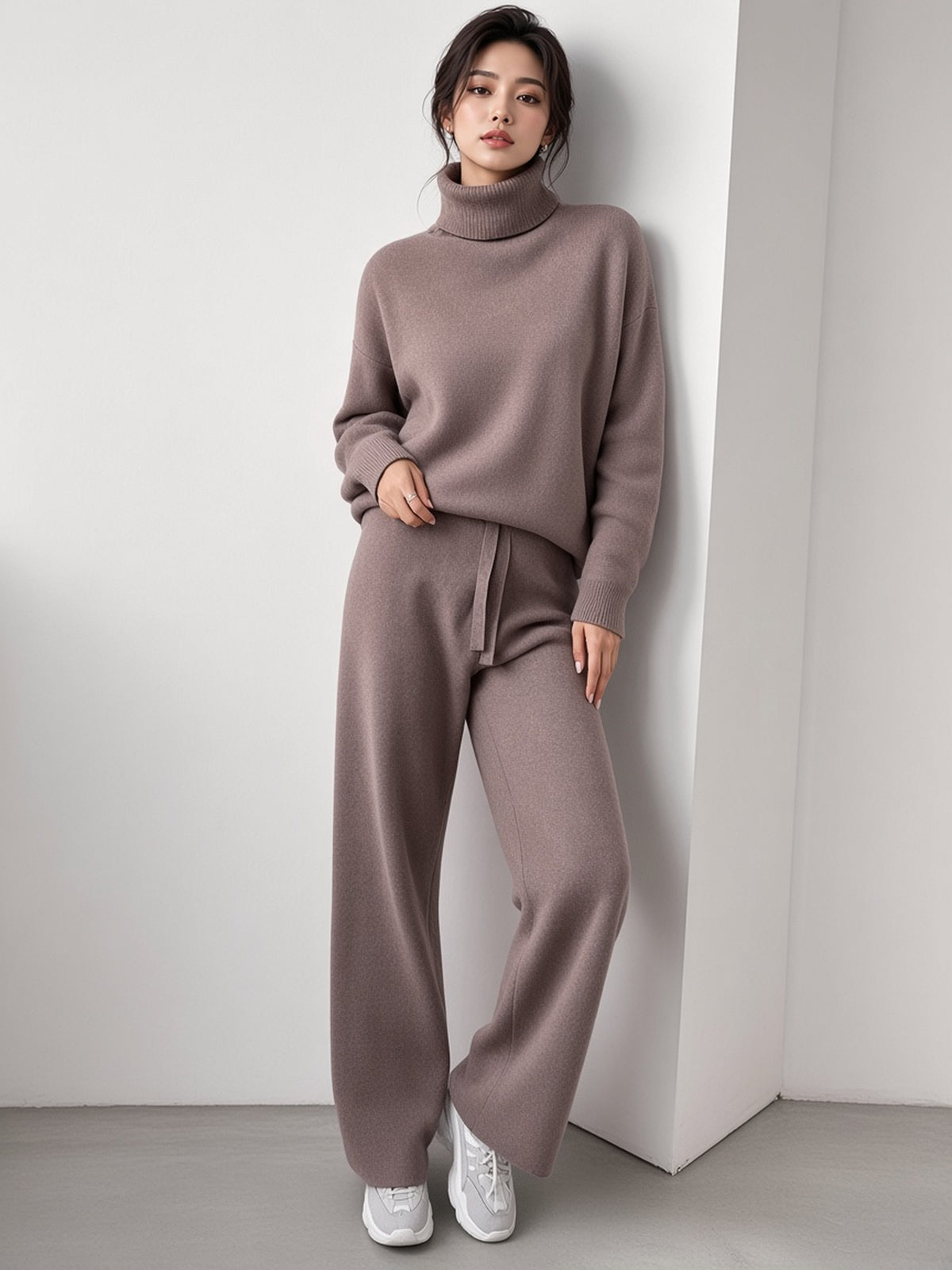 Strickset aus Rollkragenpullover und Hose mit geradem Bein