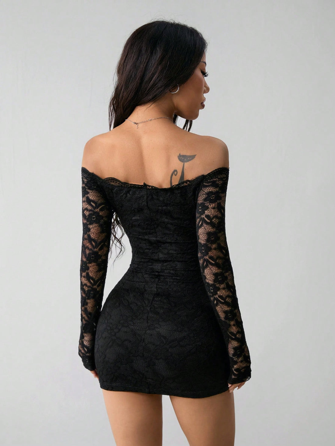 Schulterfreies Spitzenkleid mit langen Ärmeln